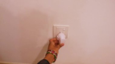 Nemlendirici Etnik Kadın Tarafından Bağlanıyor - Kapatma.