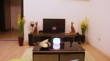 Nemlendirici Etnik Kadın Tarafından Kapatılıyor - Geniş Vuruldu.