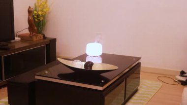 Kontrol Altındaki Etnik Kadın Nemlendiriciyi Kapatıyor