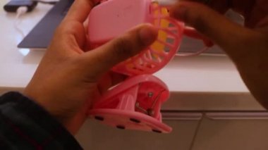  Mini Fan Etnik Eller Tarafından Bağlanıyor - Kapatma