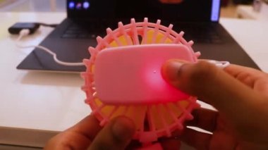  Mini Fan Etnik Kadın Tarafından Etkinleştiriliyor - Yakın çekim.