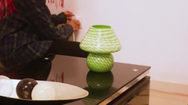 Bir kadın tarafından kontrol edilen sorunlu masa lambası