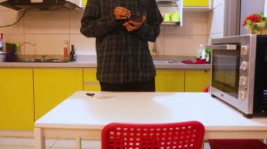 Video Işık Ekranı Etnik Kadın Tarafından Değiştiriliyor