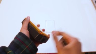 Video Işık Ekranı Etnik Kadın Tarafından Değiştiriliyor