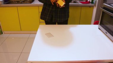 Video Işık Ekranı Etnik Kadın Tarafından Değiştiriliyor