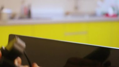  Web kamerası Etnik Eller Tarafından Kuruluyor - Yakın plan