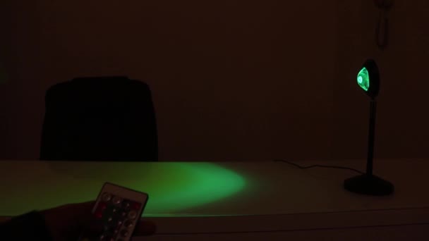 Farbige Lampe Die Mit Fernbedienung Auf Kühle Töne Umgestellt Wird — Stockvideo