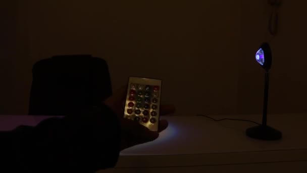 Lampe Colorée Étant Commutée Mode Décoloration Avec Télécommande — Video