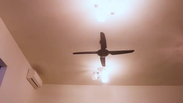 Oturma Odasındaki Elektrikli Vantilatör Açılıyor — Stok video