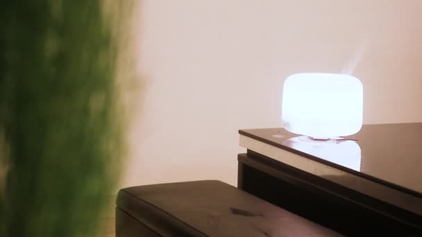 Humidificateur Avec Lumière Allumée Sur Une Table Noire — Video