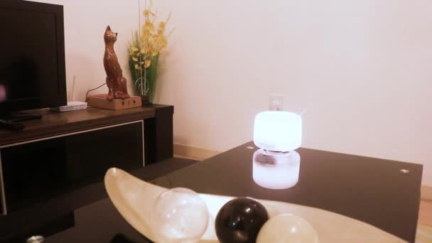 Humidificateur Avec Lumière Allumée Sur Une Table Plan Large — Video