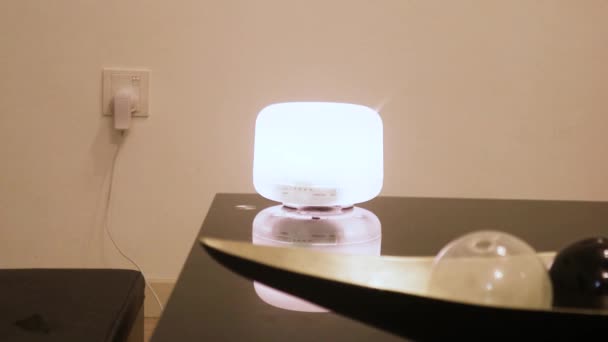 リビングルームのテーブルの上の照明付き加湿器 — ストック動画