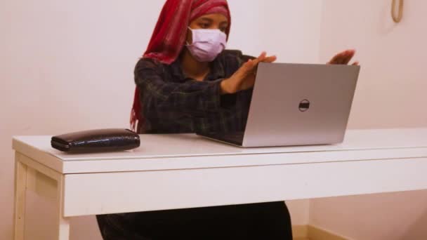 Laptopul Este Folosit Femeie Etnică Mascată — Videoclip de stoc