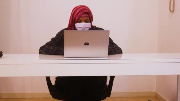 Laptop Sendo Usado Por Uma Mulher Étnica Mascarada — Vídeo de Stock