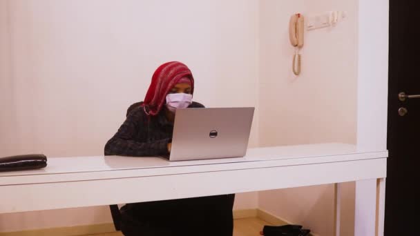 Laptop Wird Von Einer Ethnischen Frau Benutzt — Stockvideo