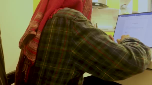 Laptop Sendo Usado Por Mulher Étnica Por Cima Ombro — Vídeo de Stock