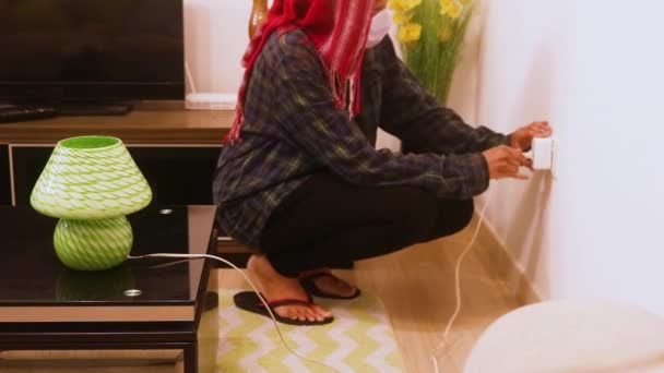 Lámpara Mesa Con Problemas Cableado Siendo Revisada Por Una Mujer — Vídeo de stock