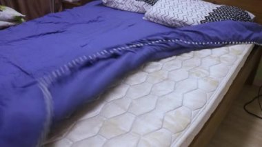 Yatak örtüleri etnik bir kadın tarafından onarılıyor..