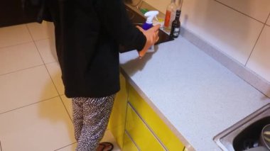 Tezgah Eldiven Elleriyle Dezenfekte Ediliyor