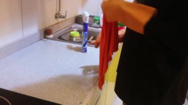 Tezgah Eldiven Elleriyle Dezenfekte Ediliyor