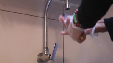 Çatal bıçak takımı Eldivenli Kadın Tarafından Ovalanıyor.