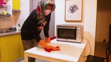 Akşam Yemeği Masası Müslüman Kadın tarafından Kırmızı Bez ile Silindi.