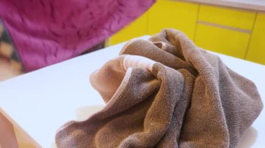  Beyaz Masadaki Etnik Kadın Katlama Havluları - Kapanış