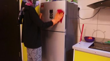 Buzdolabı Maskeli Kadın Tarafından Temizleniyor