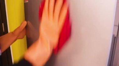 Buzdolabı Maskeli Kadın Tarafından Temizleniyor