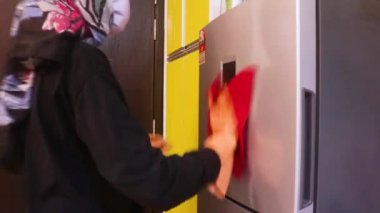 Buzdolabı Maskeli Kadın Tarafından Temizleniyor