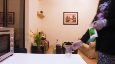 Ev yapımı temizlik malzemeleri masaya kondu.