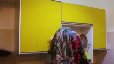 Mutfak Dolabı Kadın Tarafından Temizleniyor 