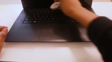 Laptop Etnik Bir Kadın tarafından dezenfekte ediliyor