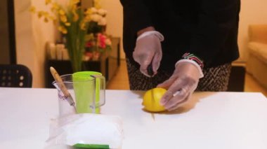 Lemon Eldivenli Eller Tarafından Dilimleniyor - Ön Görünüm