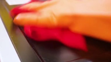 Mini fırın Müslüman Kadın Tarafından Temizleniyor - Yakın plan.