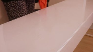 Ofis Masası Eldiven Elle Dezenfekte Ediliyor 