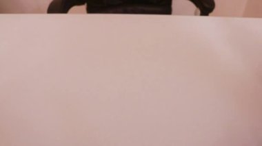 Ofis Masası Eldiven Elleriyle Dezenfekte Ediliyor
