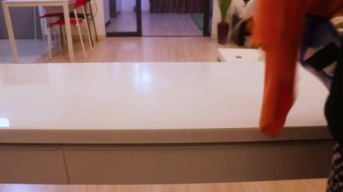 Ofis Masası Eldivenli Kadın tarafından dezenfekte ediliyor