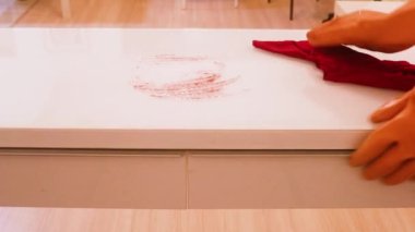 Ofis Masası Eldivenli Ellerle Siliniyor