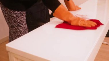 Ofis Masası Kırmızı Bez ile Siliniyor