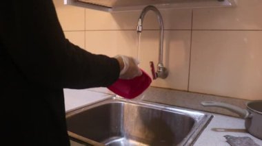 Kirli Bulaşıkları Evde Yıkan Kadın