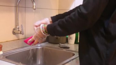 Kirli Bulaşıkları Evde Yıkan Kadın