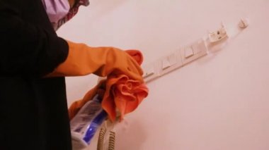 Eldivenli Elle Dezenfekte Edilen Düğmeler