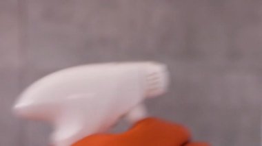  Bir Temizlik spreyi Şişesi Eldiven Eldiveni ile Basılıyor - Kapanış