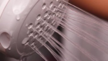 Etnik El Duş Başlığını Açıp Kapatıyor