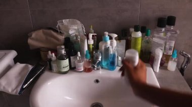 Etnik Kadın Bataklıktan Deodorant Aldı ve Yuvarladı