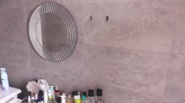  Banyo aynasından buharı silen Etnik Kadın - Geriye Bakış.
