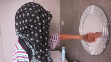 Banyo aynasından buharı silen Etnik Kadın - Yan Görünüm.
