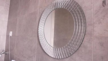 Banyo aynasından buharı silen Etnik Kadın