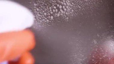 Müslüman Kadın Ayna Spreyle Temizlik Çözümü - Kapatma